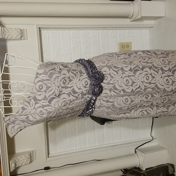 Flattering Suzi Chin for Maggy Boutique Dress - Picture 2 of 10